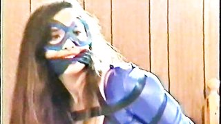 Hardcore Outdoor-Bondage für zwei Mademoiselles