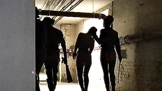 Unterwürfige Göttin bläst zwei geladene Schwänze