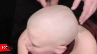 Deutsche Amateur-MILF im Fesselspiel muss einen kleinen Schwanz lutschen!