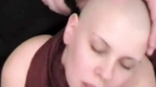 Deutsche Amateur-MILF im Fesselspiel muss einen kleinen Schwanz lutschen! 2