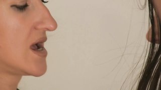 フェチ好きのスレンダーな二人の女が箒で遊ぶ