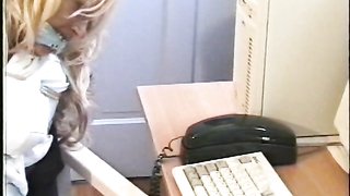 Schlanke Sekretärin in Strümpfen genießt Bondage