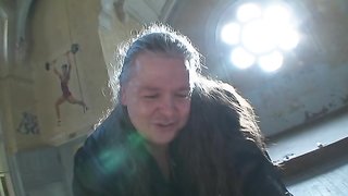 Geile rothaarige Lady mit großen Titten und Korsett im Schloss trainiert