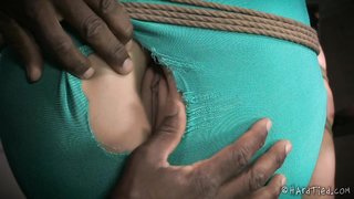 Schöne Pornodarstellerin im engen Rock schreit vor schmerzhaftem Auspeitschen