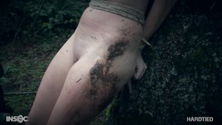 Schmutzige nackte Schönheit von Maniac an Baum im Wald gefesselt