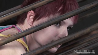 短髪赤毛ベイブが檻の中でとても不快なことを試す