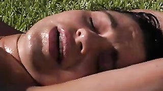 Tätowierte Schönheit wird von ihrem verrückten Herrn in Schwarz hart bestraft