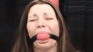 Gefesselte Büroschönheit sieht so unglaublich unterwürfig und unschuldig aus