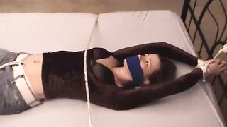 Zwei bestrafte Frauen werden im Bett geknebelt und gefesselt