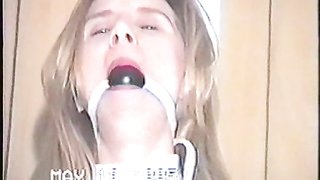 Chica inocente amordazada por su amo querido