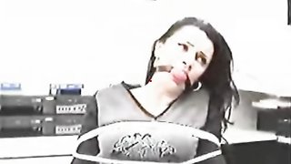 Ein sprachloses, gefesseltes Topmodel sieht in Bondage unglaublich heiß aus