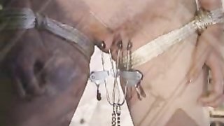 Meister dehnt mit Metallwerkzeugen die enge Vagina einer Blondine