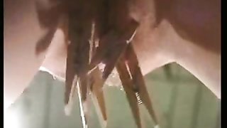 Espéculo oral y pines por todo el cuerpo se ven extremadamente sexys