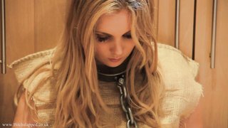 Angekettete engelhafte Blonde schält Kartoffeln für dreckigen Dominator