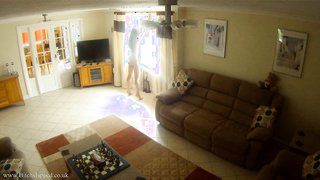 Muñeca sexual personal sumisa hace tareas en hidden cam