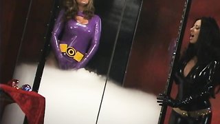 Good babe in latex is getting in steam cell for the first time