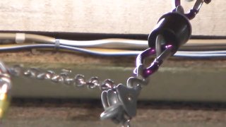 Sprachlose Hottie im Latex-Shirt versucht zu entkommen