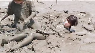 Zwei japanische Sexengel kämpfen im Dreck