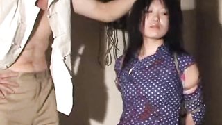 Asiatischer Dominator schreit und demütigt seine Puppe