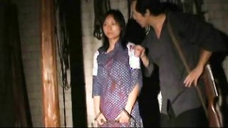 Amo brutal de cojones golpea a su muñeca apasionada atada