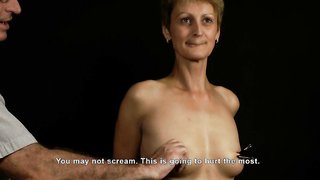 Dünne reife Frau dachte, BDSM-Porno wäre einfach