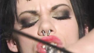 Una chica punk con medias se convierte en una puta sumisa.