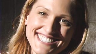 よく鍛えられた金髪がセクシーな体を見せたがる