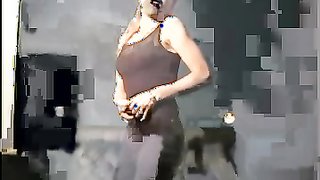 Hottie in schwarzer Wäsche sieht so verdammt heiß und geil aus