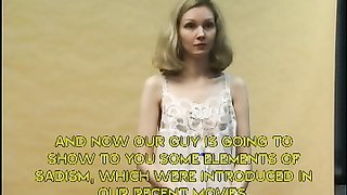 Süße junge Blondine in weißen Strümpfen liebt es, versohlt zu werden