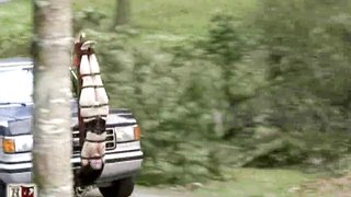 Gefesselte Schlampe nimmt Ride auf Truck-Front, kopfüber