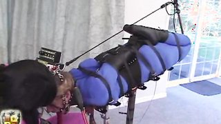 青いスーツのサブベイブがドミナのラバーディルドをしゃぶる