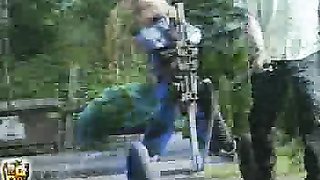 Pickup-Fahrer demütigt gegürtelte Sex-Puppe unter Sonne