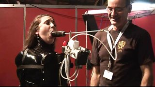 Bebé voluptuosa atada, coño y boca follados con consolador