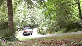 Nackte Schlampe an Truck befestigt bekommt Rundfahrt