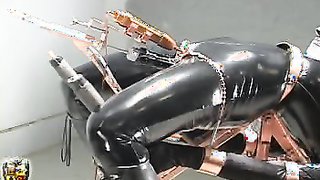 Gleichzeitiger Mund- und Fotzen-Deepthroat in glänzendem Latex