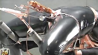 Amo abusa de dos agujeros y clítoris de puta atada