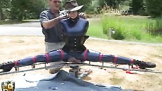 Meister baute einen stacheligen Dildo für seinen flexiblen Sklaven