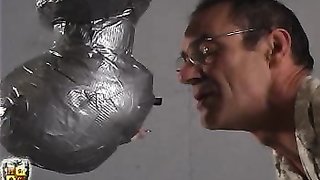 Puta colgada totalmente cubierta con cinta adhesiva