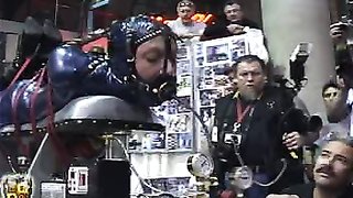 Schlampe in Latex wird vor sadistischer Menge misshandelt