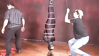 Bebé impresionante en traje ajustado colgada y esclavizada