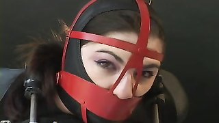 Meister zwingt eine Schlampe zu seinem Bondage-Experiment