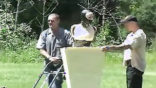 Eine Sklavin wird zu einer lebenden Büste, sie kann nichts dagegen tun