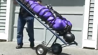 Sklavin im lila Body macht sich bereit für die Fahrt ihres Lebens