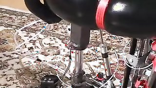 Frau im Latex-Body wird unerbittlich gefickt