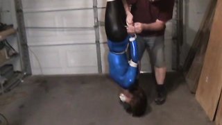 Schöne brünette Sklavin hängt von der Decke